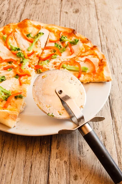 Pizza sul piatto — Foto Stock