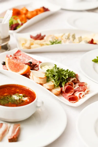 Comida na mesa — Fotografia de Stock