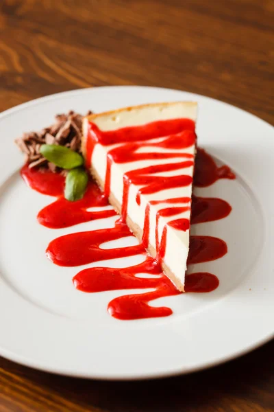 Cheesecake på tallrik — Stockfoto
