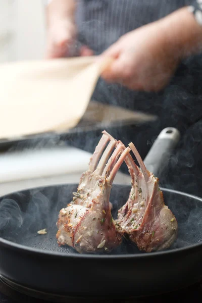 Cocinar chuletas de cordero —  Fotos de Stock