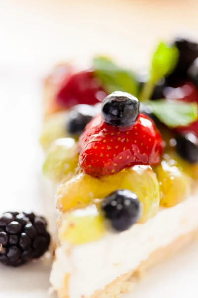 Cake with berries — Stock Photo, Image