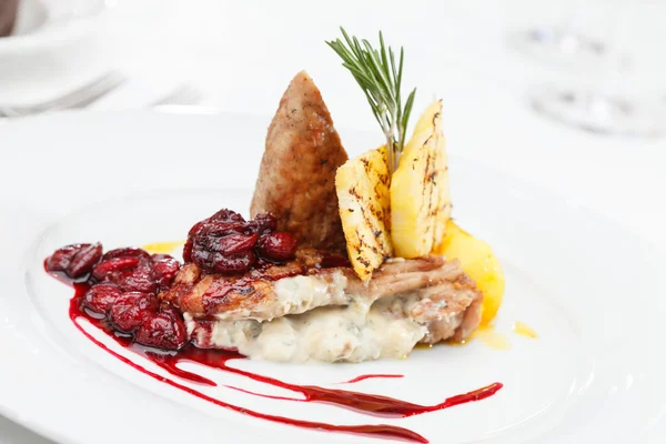 Duck with berry sauce — Stock Photo, Image