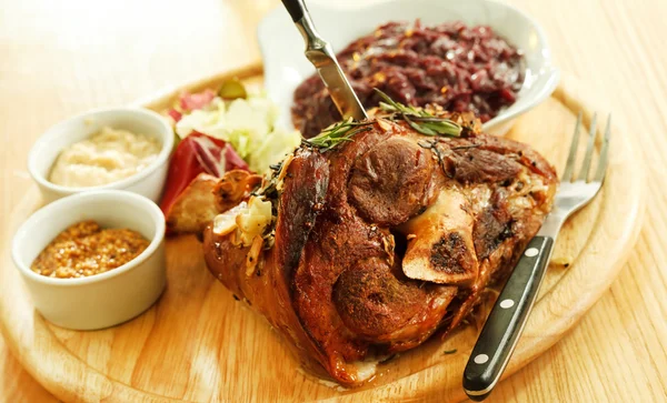 Eisbein with braised cabbage — Stock Photo, Image