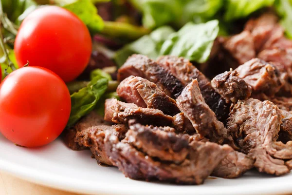 Salada com carne em fatias — Fotografia de Stock