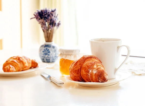 Croissant och kaffe — Stockfoto