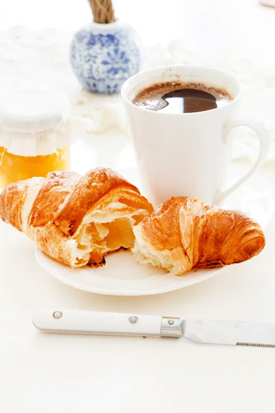 Croissant e café expresso — Fotografia de Stock
