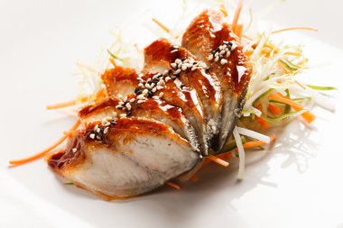 Salata ile füme yılan balığı