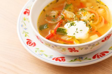 Ekşi kremalı sebze çorbası