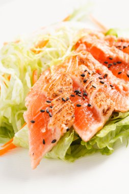 Japon salata somon ile