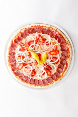 Biber ve kırmızı biber ile İtalyan pizza