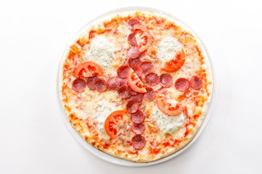 Biber ve domates ile İtalyan pizza