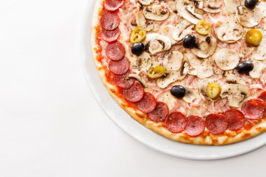 İtalyan biberli ve mantarlı pizza