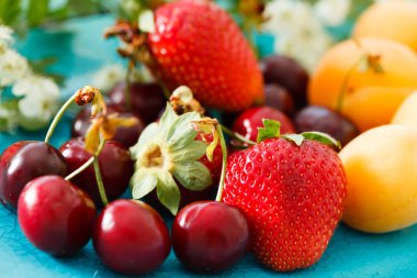 Olgunlaşmış meyve ve çilek