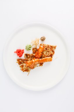 plaka üzerinde somon kebabı