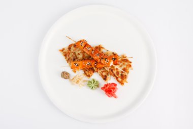 Somon şiş üzerinde