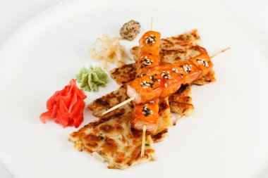 Somon şiş üzerinde