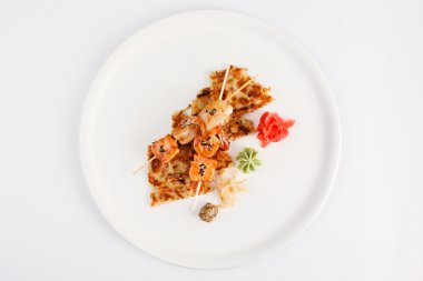 Somon şiş üzerinde