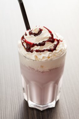 Süt tepesi ile kokteyl