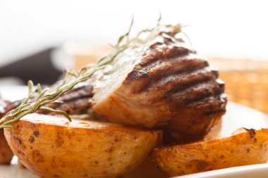 biftek, patates ile
