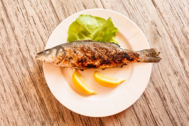 limon ile kavrulmuş balık