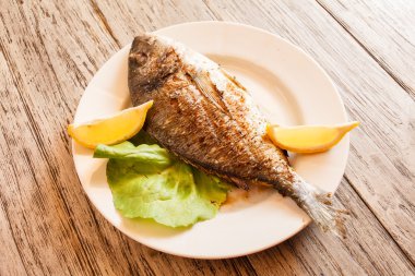 limon ile kavrulmuş balık