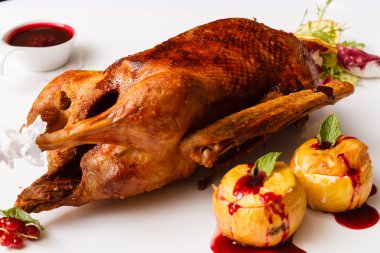 Elma ile kavrulmuş kaz