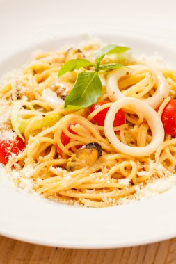 Deniz ürünleri makarna plaka üzerinde