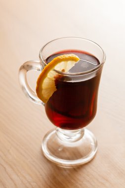 Limon dilimi ile şarap