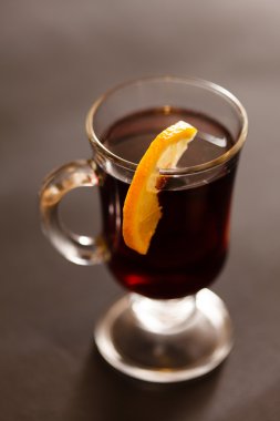 Limon dilimi ile şarap