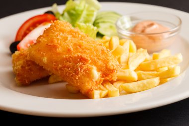Kızarmış peynir salata ve patates ile