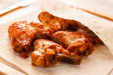 Tavuk kanadı üzerinde pide