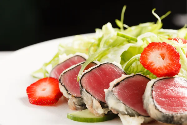 Hidangan pembuka Tuna dengan sayuran — Stok Foto