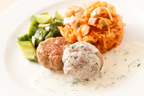 Meatballs with cabbage — Stock Photo, Image