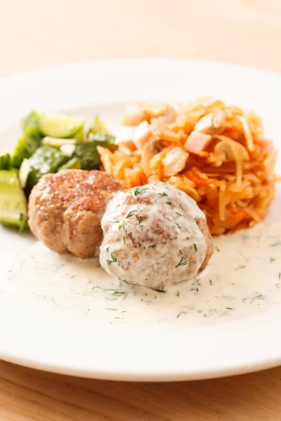 Köttbullar med kål — Stockfoto