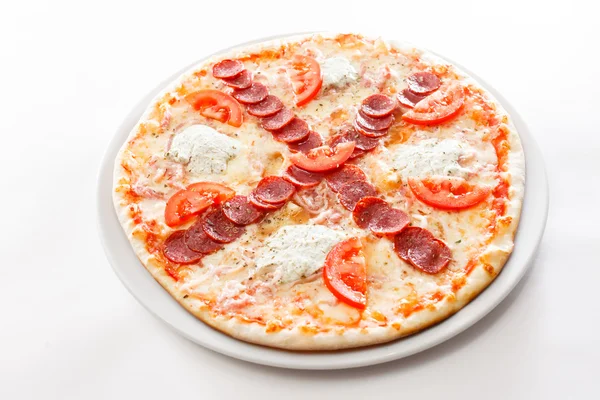 Italiensk pizza med pepperoni och tomater — Stockfoto