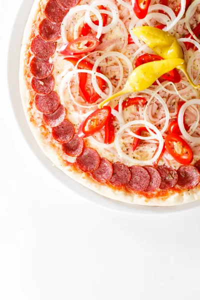 意大利的比萨饼，意大利辣香肠和辣椒 — 图库照片