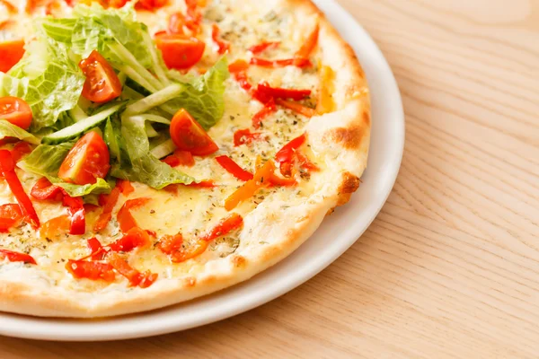 Pizza con tomates y hojas de ensalada — Foto de Stock