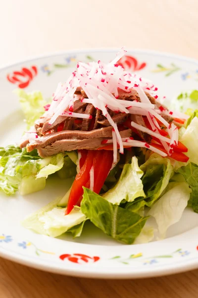 Ensalada con ternera —  Fotos de Stock