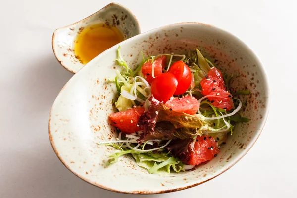 Japanischer Salat mit Sauce — Stockfoto