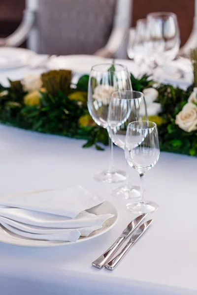 Ajuste de mesa en el restaurante — Foto de Stock