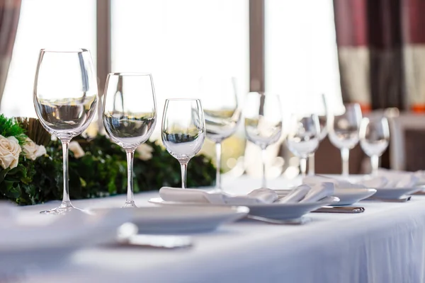 Ajuste de mesa en el restaurante —  Fotos de Stock