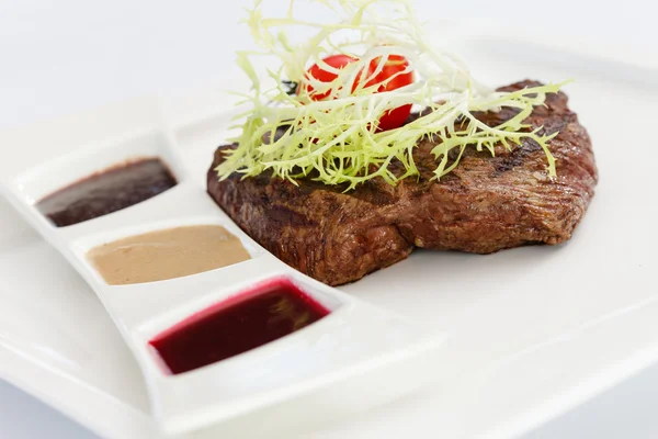 Steak mit Soßen — Stockfoto