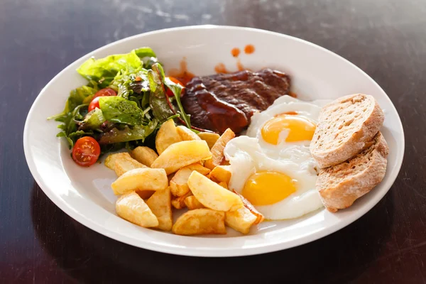 Śniadanie z jajecznicą i smażonymi ziemniakami — Zdjęcie stockowe