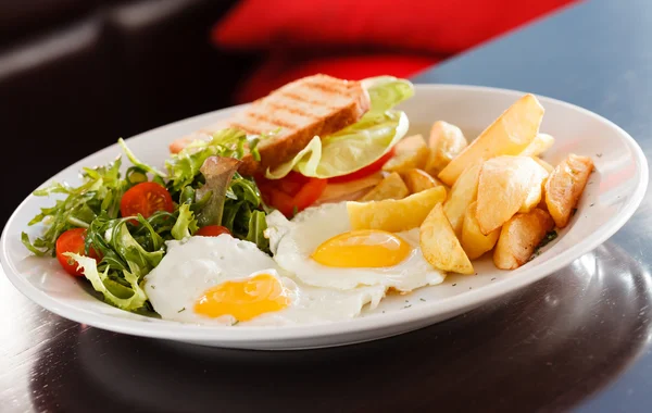 Snídaně s míchanými vajíčky a smažené brambory — Stock fotografie
