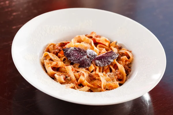 Pasta met saus en basilicum — Stockfoto