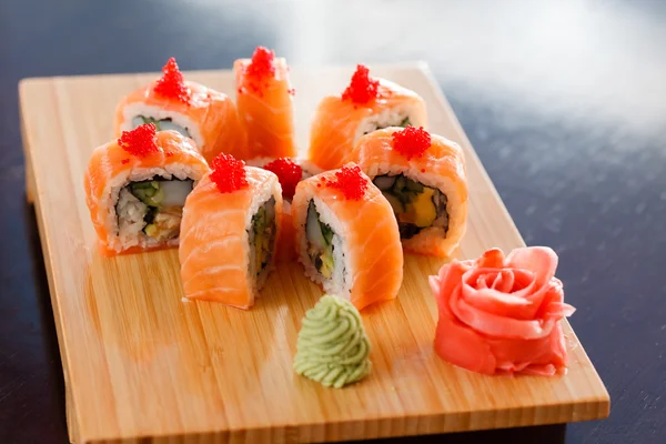 Sushi op het houten bord — Stockfoto