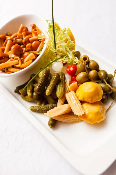 Assiette de cornichons — Photo