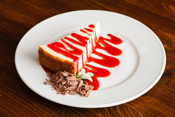 Tarta de queso con salsa de fresa —  Fotos de Stock