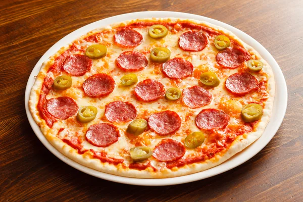 Pizza med pepperoni och chilipeppar — Stockfoto