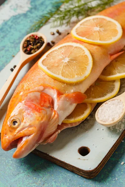 Trucha dorada con limón — Foto de Stock